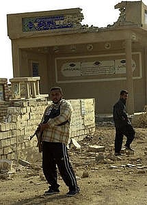 guerriglieri shiiti al cimitero di najaf