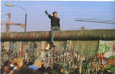 ultimi momenti del muro di berlino