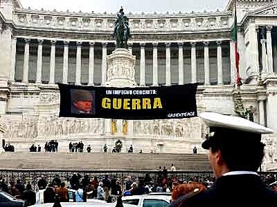 Lo striscione issato dagli attivisti di Greenpeace