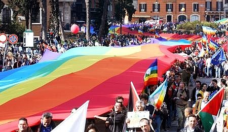 Una sterminata bandiere reca i colori della pace